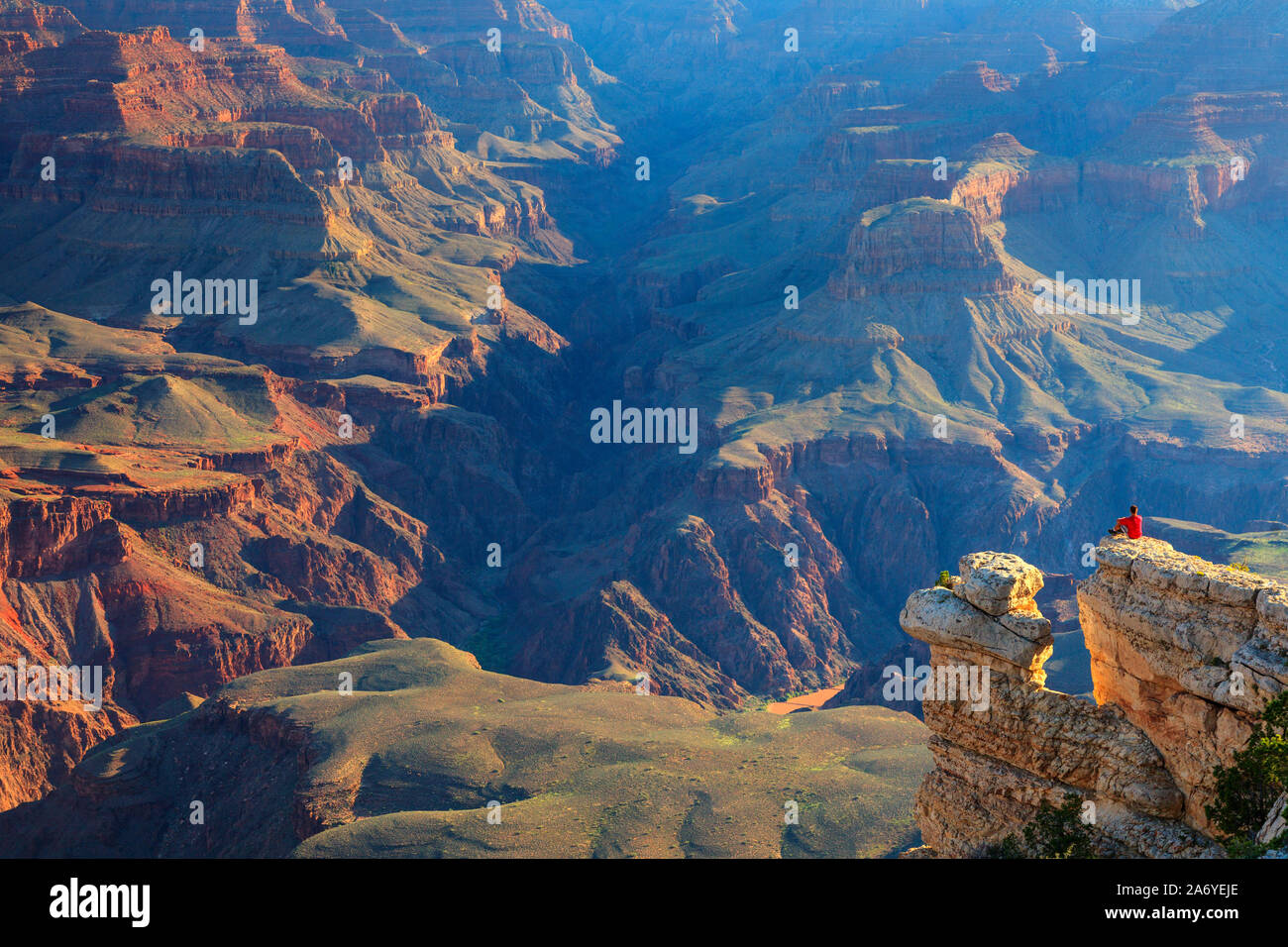 USA, Arizona, Grand Canyon Nationalpark (South Rim), Yavapai Point, Wanderer auf Klippe (MR) Stockfoto