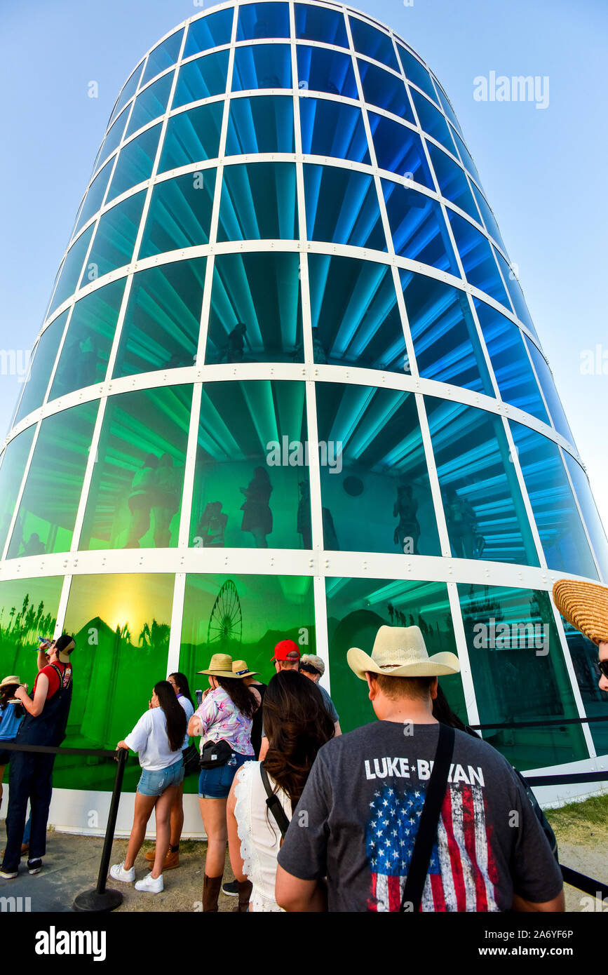 Spektren bei Installation und Publikumsszene beim Stagecoach Country Music Festival in Indio, Kalifornien Stockfoto