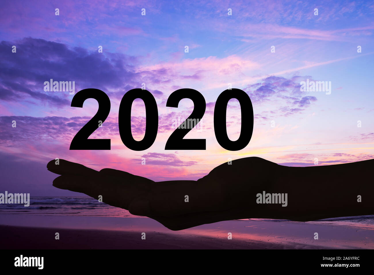 Hand mit 2020 Nummern, Strand Sonnenuntergang Hintergrund, neues Jahr und Urlaub Grußkarte Stockfoto