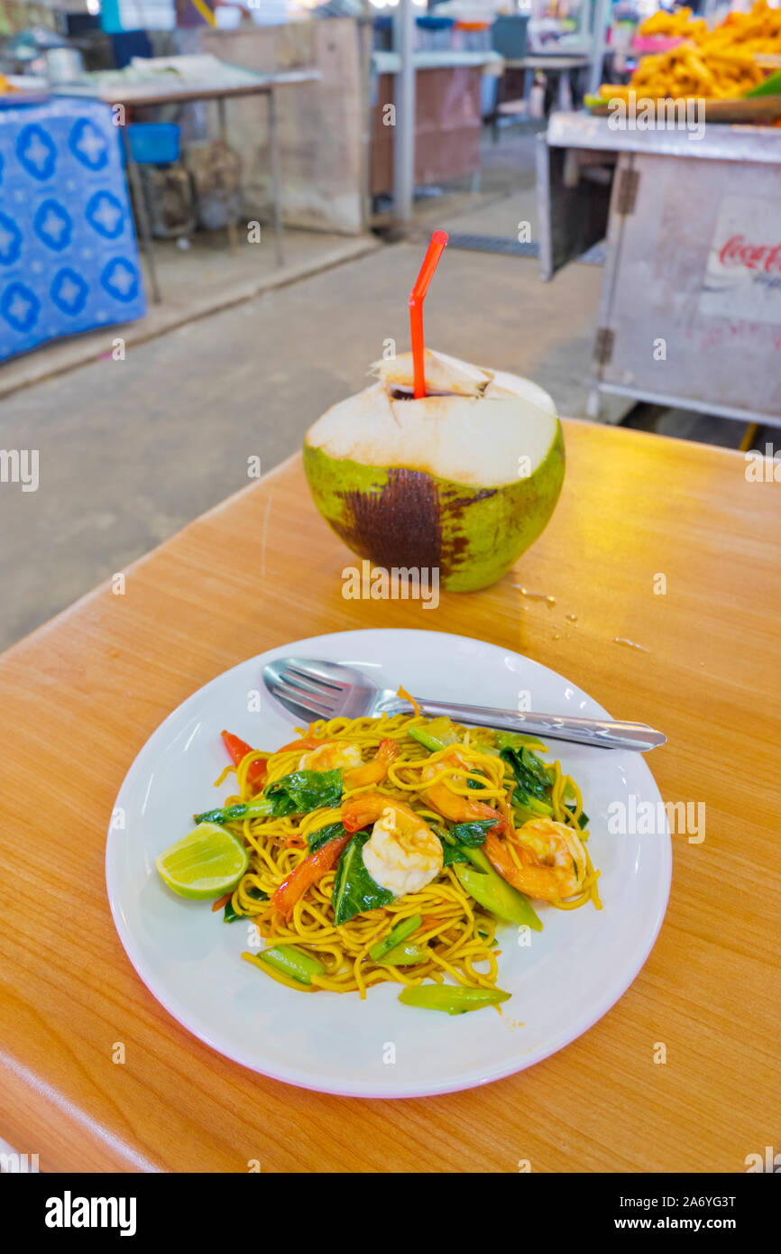 Pad siehe Ew, stiri gebratene Nudeln und Meeresfrüchte, mit Kokosnuss Saft, frische Lebensmittel, Markt, Stadt Krabi, Thailand Stockfoto