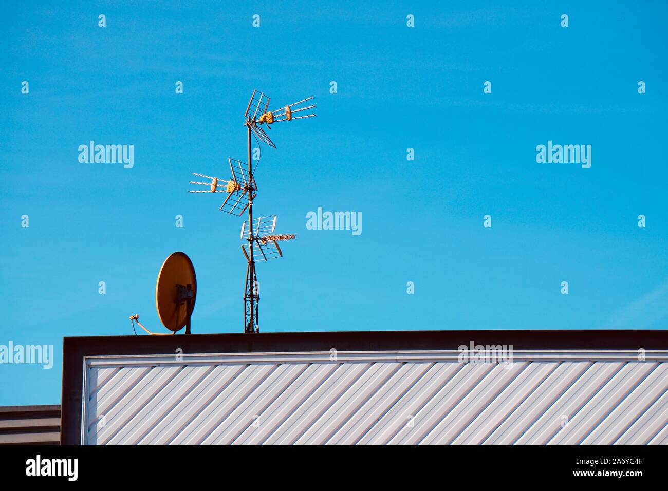 Fernsehantenne aeriao auf dem Dach des Hauses Stockfoto