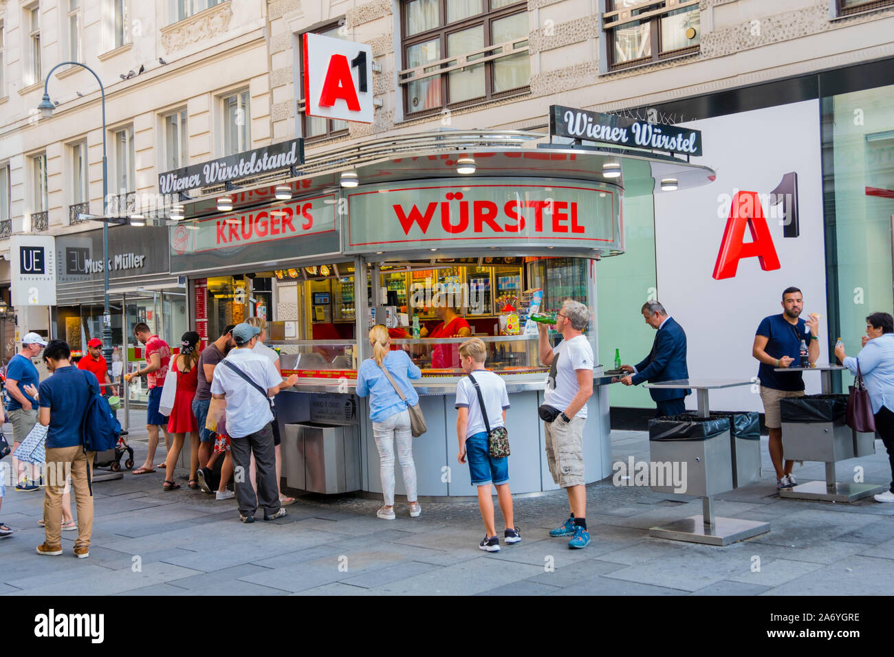Wiener Würstel, Würstchenbude, Kärntner Straße, Altstadt, Wien, Österreich Stockfoto
