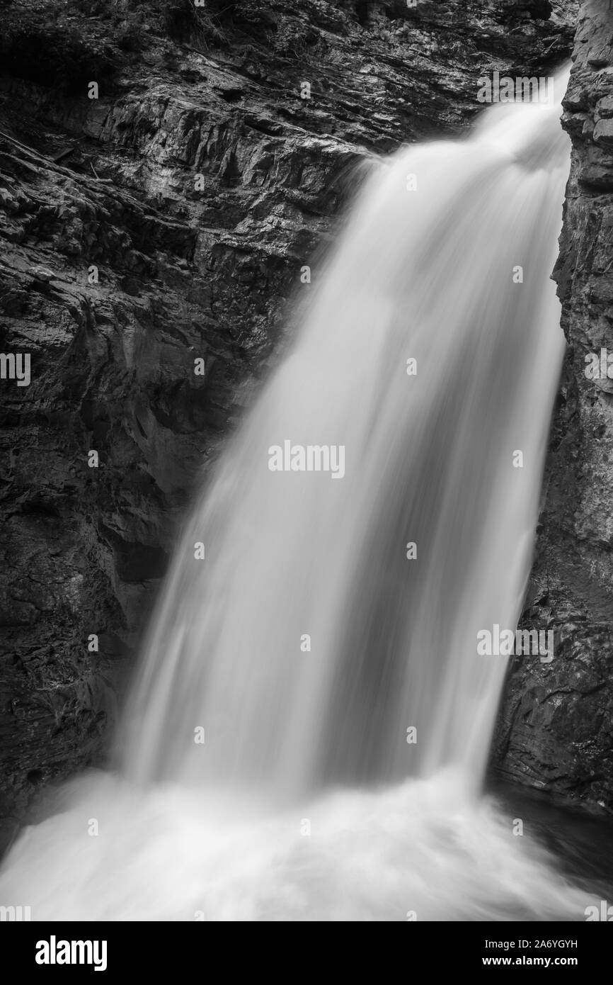 Ein schwarz-weiß Bild von einem Wasserfall an einem loing Exposition die Kaskadierung Gewässer niemand im Bild zu glätten genommen Stockfoto