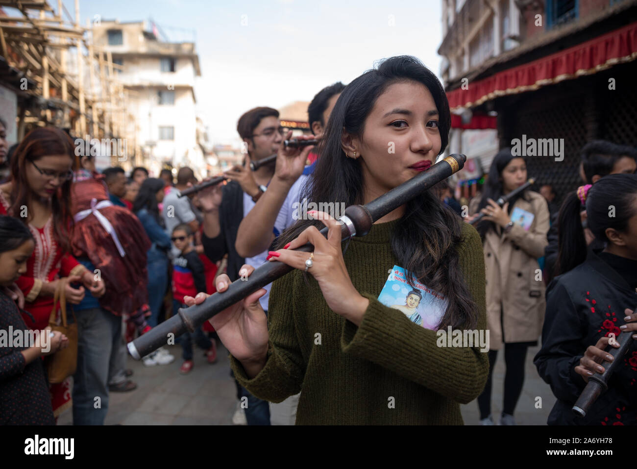 Kathmandu, Nepal. 29 Okt, 2019. Eine Frau spielt eine Flöte während der Feier. Newar Gemeinschaft in Nepal beobachtet Newari neues Jahr oder Nepal Sambat 1140. Nepal Sambat fällt im vierten Tag des Tihar (deepawali). Credit: SOPA Images Limited/Alamy leben Nachrichten Stockfoto