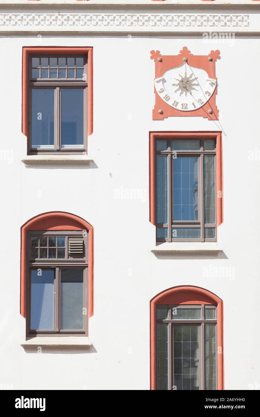 Eine Fensterfront historischem Haus in der Altstadt, Wismar, Mecklenburg-Vorpommern, Deutschland Stockfoto