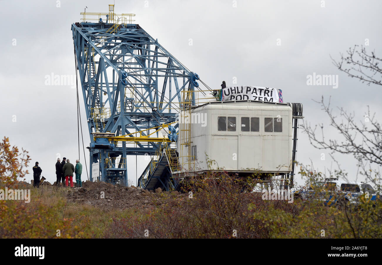 Die meisten, Tschechische Republik. 29 Okt, 2019. Acht Aktivisten besetzt ein Bagger an der Vrsany brown Coal Mine in der Nähe von Den Meisten, die Tschechische Republik, seit dem Morgen am Oktober 29, 2019 aus Protest gegen den Staat - der kontrollierte CEZ Unternehmen planen die Pocerady Kraftwerk zu Sev zu verkaufen. en Energie, Eigentümer des Bergwerks, dessen Sprecherin Gabriela Sarickova Benesova sagte CTK. Die Polizei kam kurz nach Erhalt der Ankündigung der geplanten Protest gegen 6:00 Uhr morgens. Nach ein Manifest zur Verfügung zu CTK, die Aktivistinnen sind eine eigenständige Gruppe. Credit: Ondrej Hajek/CTK Photo/Alamy leben Nachrichten Stockfoto