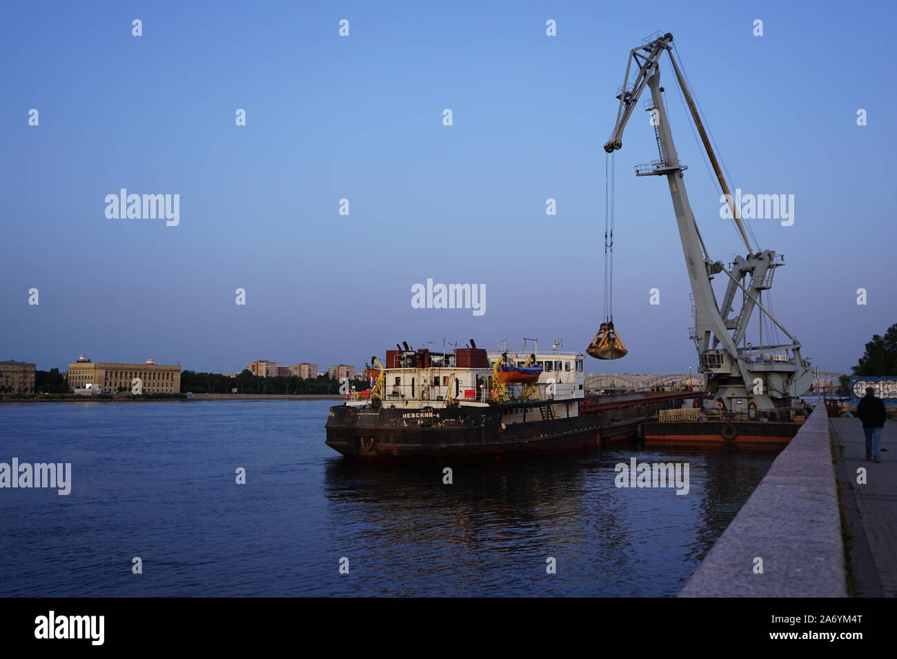 Entladen von Kohle von einem Flussfrachter, Ufer der Newa, Sankt Petersburg, Russland Stockfoto