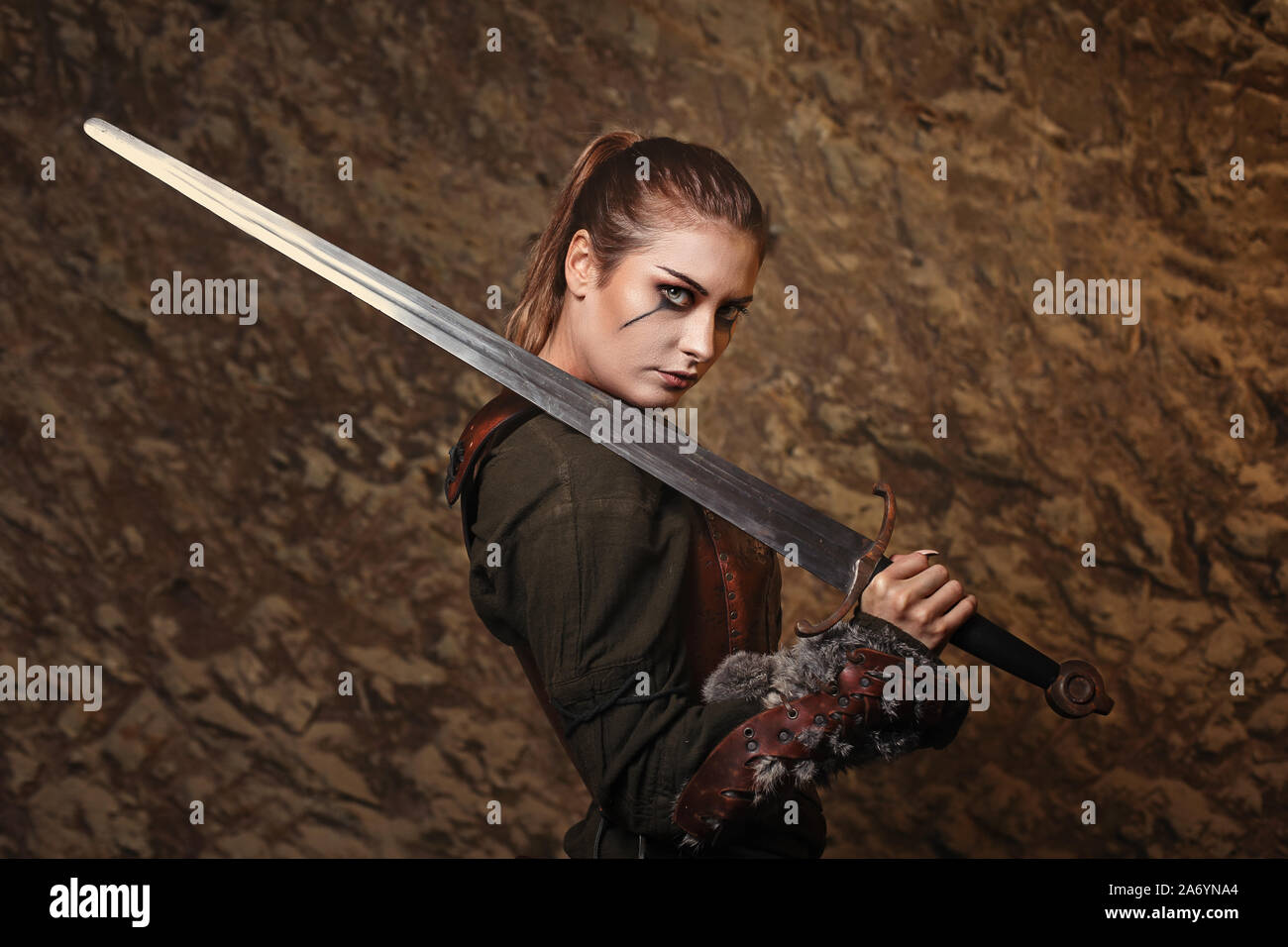 Schöne Kriegerin mit Schwert posiert Stockfoto