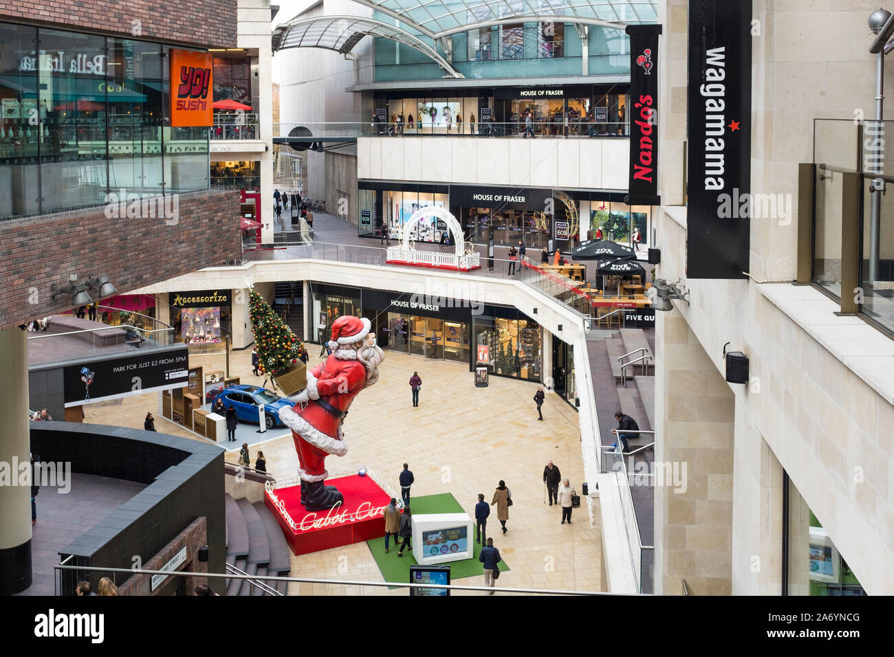 Catbot Zirkus Einkaufszentrum während des Weihnachtsgeschäftes, Bristol, Großbritannien Stockfoto