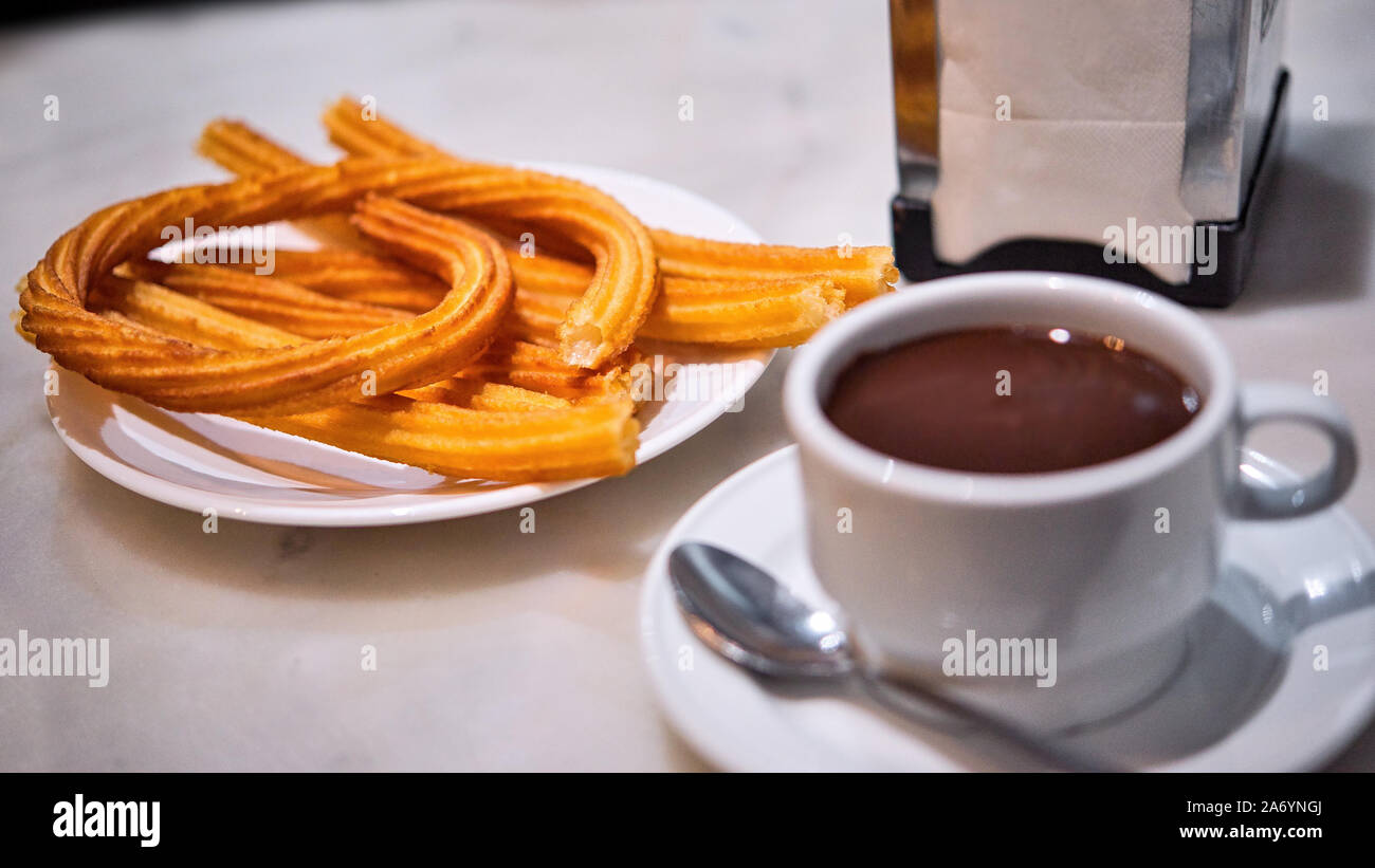 Teil des heißen Madrid churros serviert auf einem Tisch. Nahaufnahme von einem Teller mit churro Sticks bereit zu essen. Stockfoto