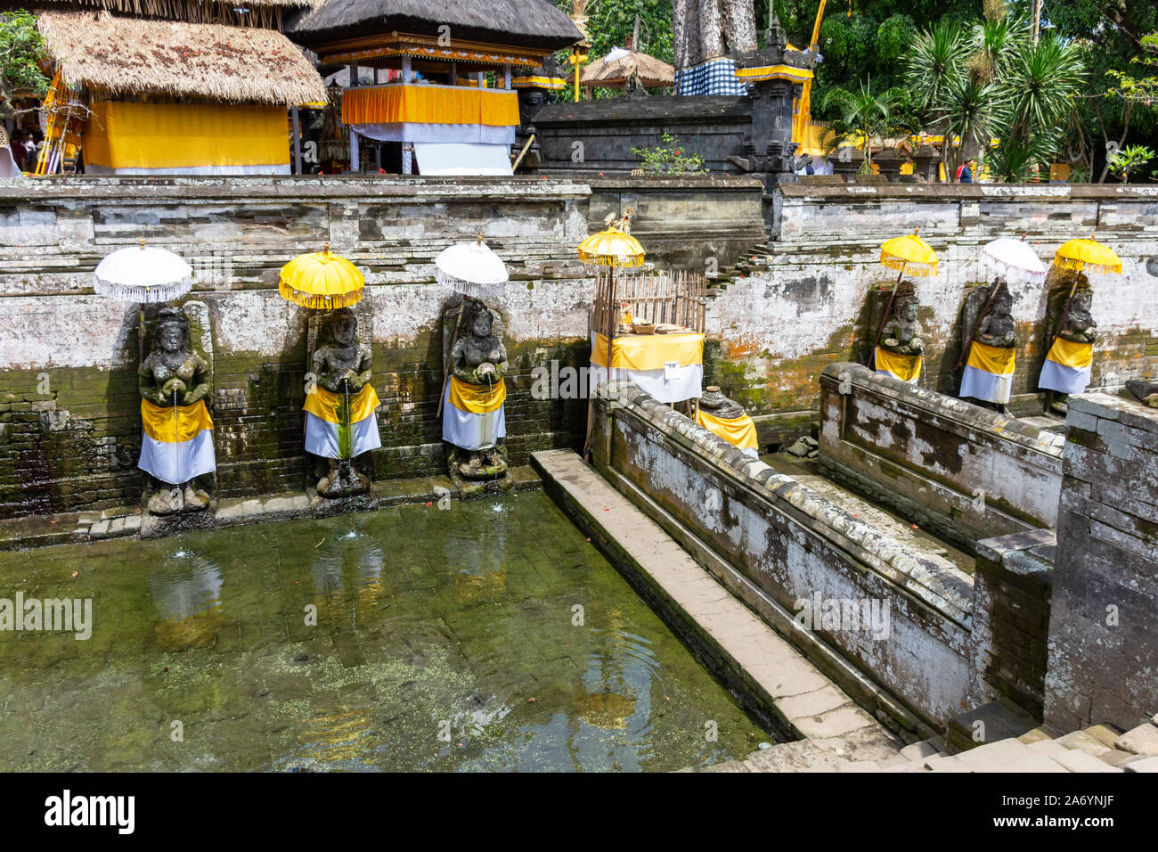 Heiligen Quellwasser in Goa Gajah Tempel oder auch als Elefant Höhle in Sukawati Bezirk Bali, Indonesien bekannt Stockfoto