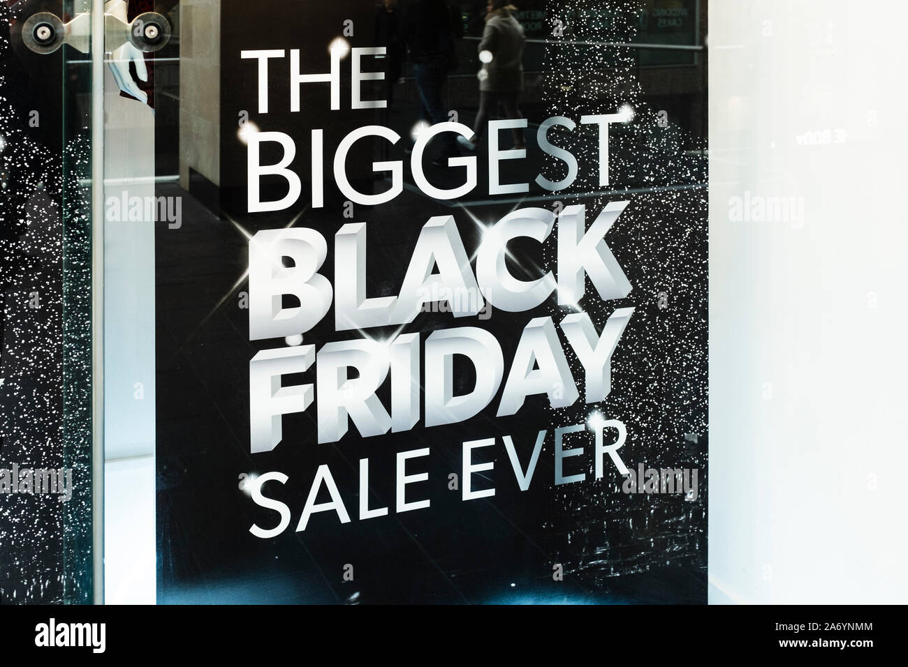 Schwarzer Freitag Verkauf Zeichen angezeigt auf Schaufenster, Cabot Circus, Bristol, Großbritannien Stockfoto