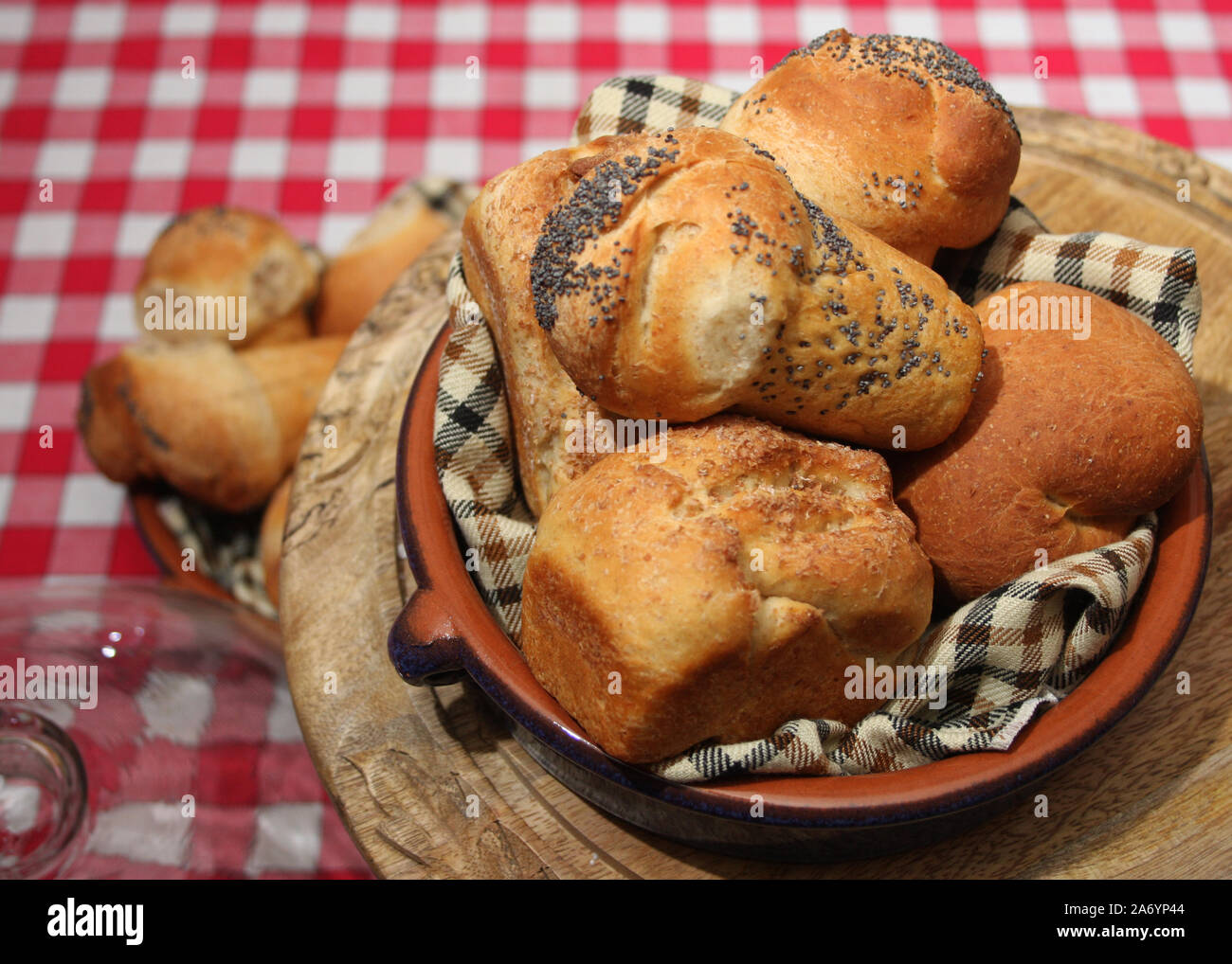 Einzelnen golden Brote in Servierschüssel Stockfoto