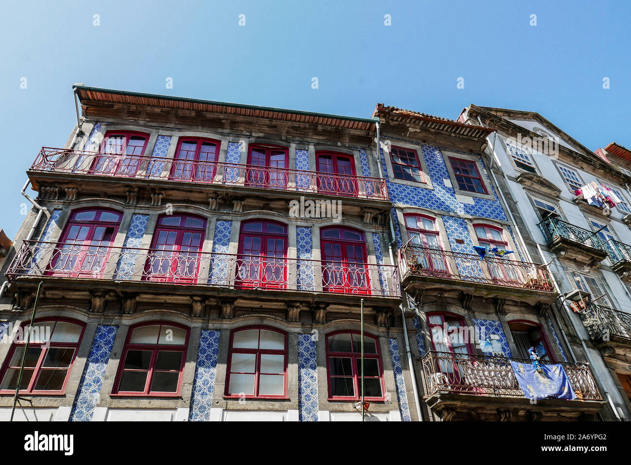Portugal, Porto: Fassade der alten Gebäude in Azulejos (bemalte Keramik Ziegelei) im Zentrum der Stadt, Stadtteil La Ribeira. Das city center i Stockfoto