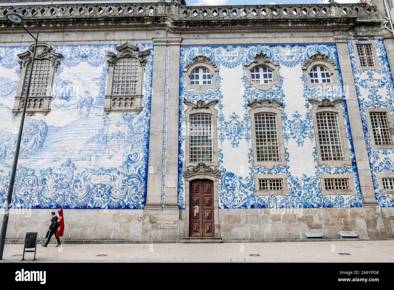 Portugal, Porto: Igreja do Carmo (Kirche der Karmeliter) in Azulejos (bemalte Keramik Ziegelei) im Bezirk Aliados Stockfoto