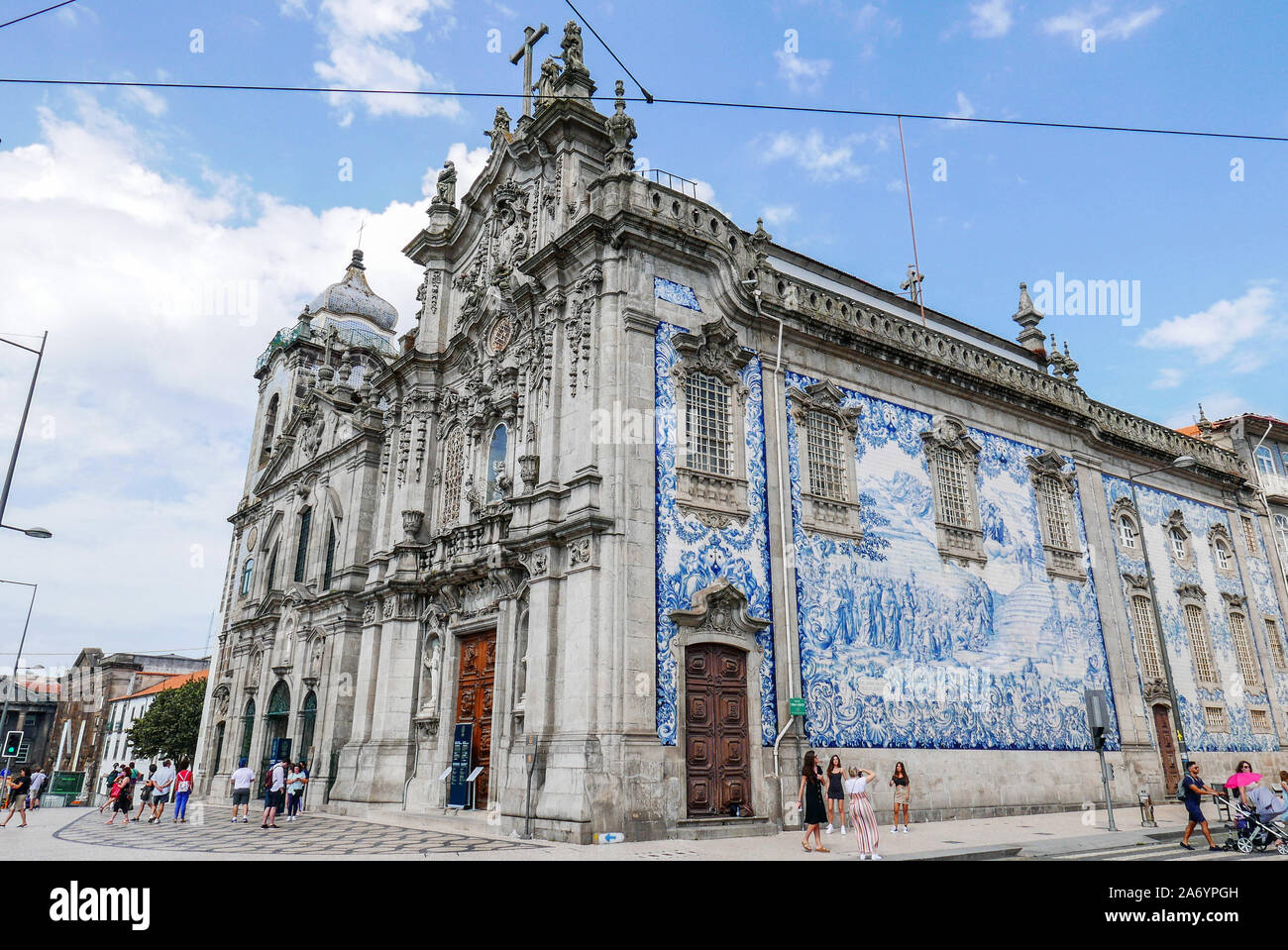 Portugal, Porto: Igreja do Carmo (Kirche der Karmeliter) in Azulejos (bemalte Keramik Ziegelei) im Bezirk Aliados Stockfoto