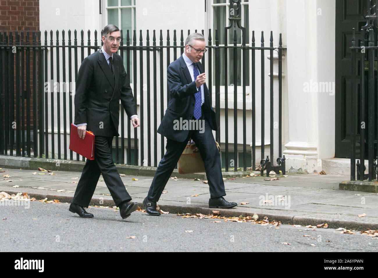 Westminster, London UK. 29. Oktober 2019 Jacob Rees-Mogg (L) Führer des Unterhauses, Michael Gove (R), Herr Präsident des Rates und der Kanzler des Herzogtums Lancaster kommen in der Downing Street für eine kabinettssitzung wie Jeremy Corbyn Führer der Opposition endlich stimmt eine Dezember allgemeine Wahl. Amer ghazzal/Alamy leben Nachrichten Stockfoto