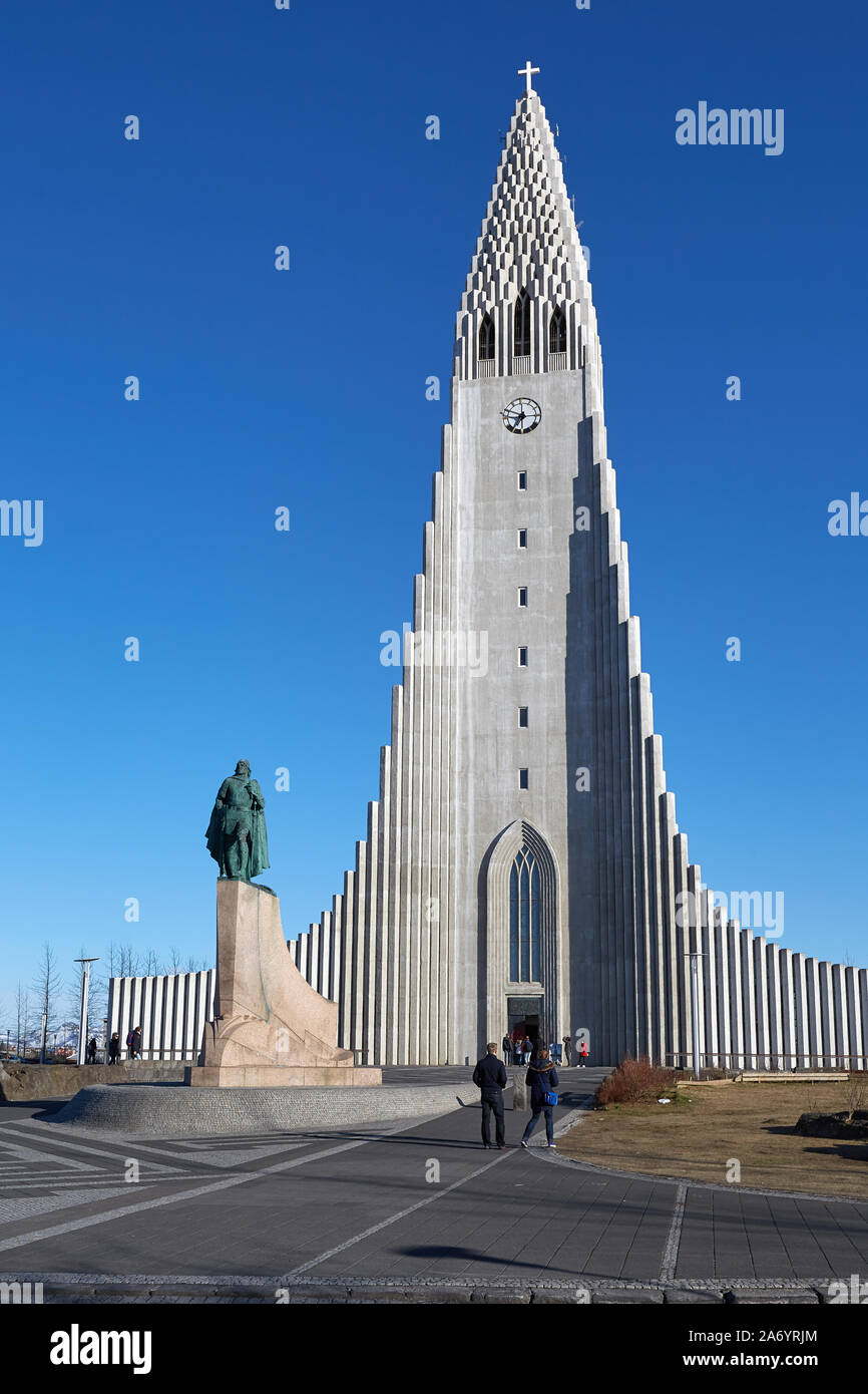 Reykjavik Kathedrale von außen gesehen von einer Straße Stockfoto