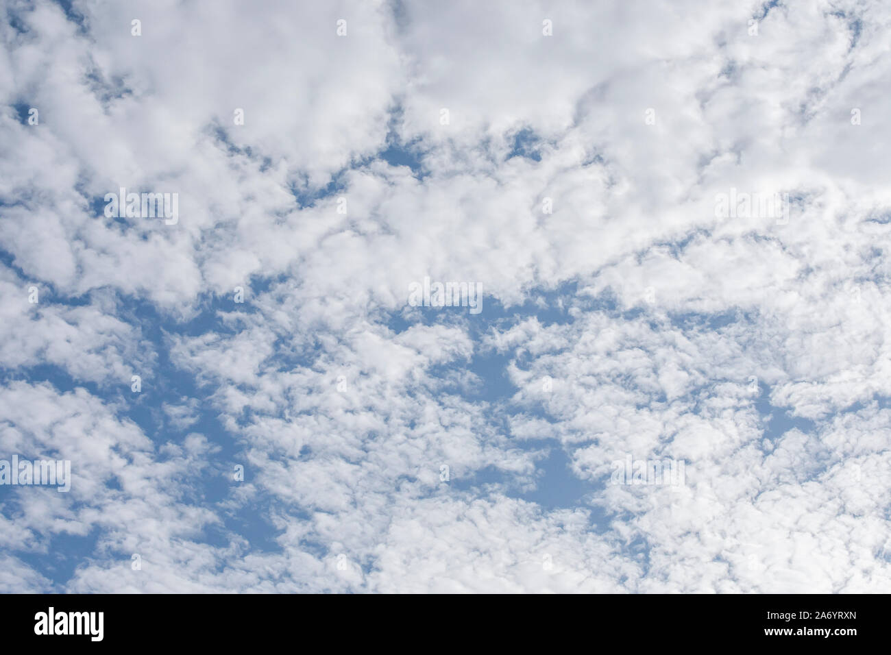 Sehr bewölkten Himmel an einem sonnigen Tag mit Kontrasten zwischen Weiß, Grau und Blau Stockfoto