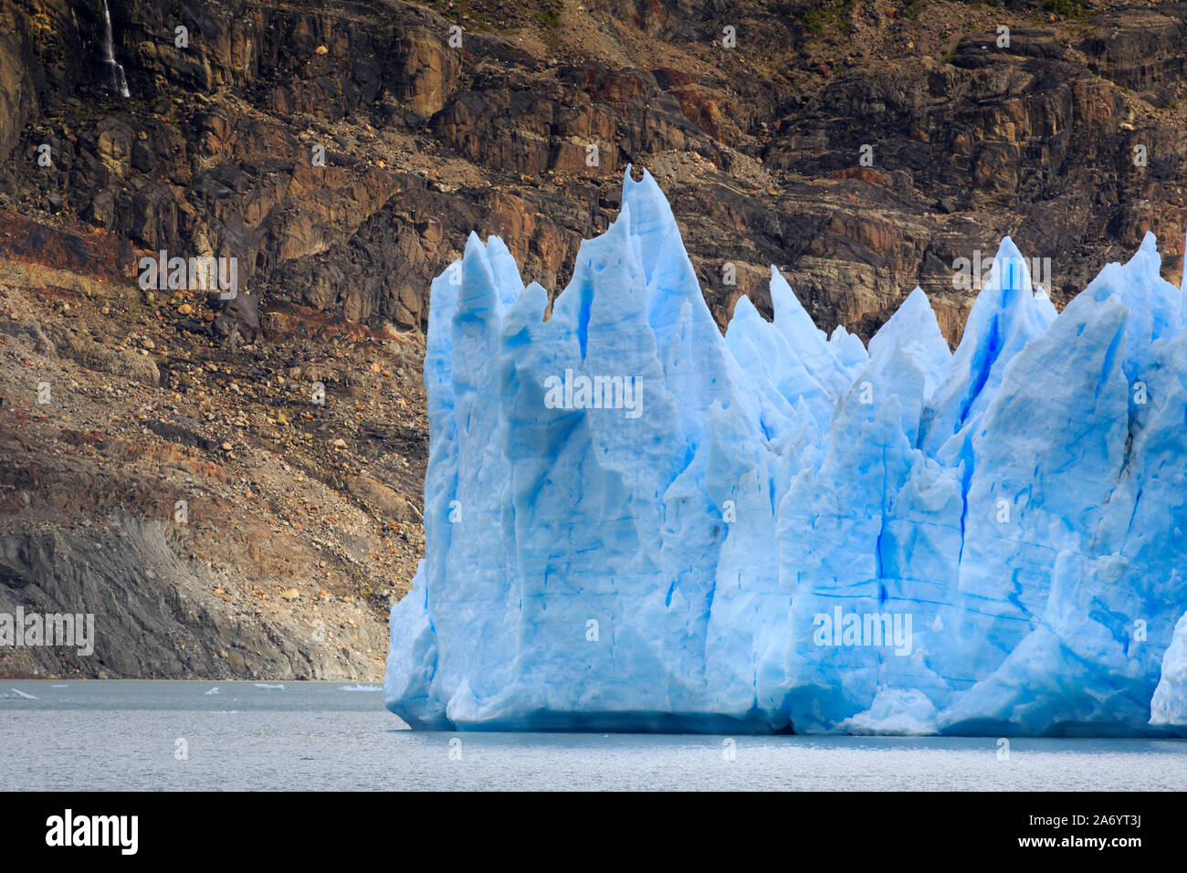 Chile, Patagonien, Torres del Paine Nationalpark (UNESCO-Website), See und Gletscher grau Stockfoto