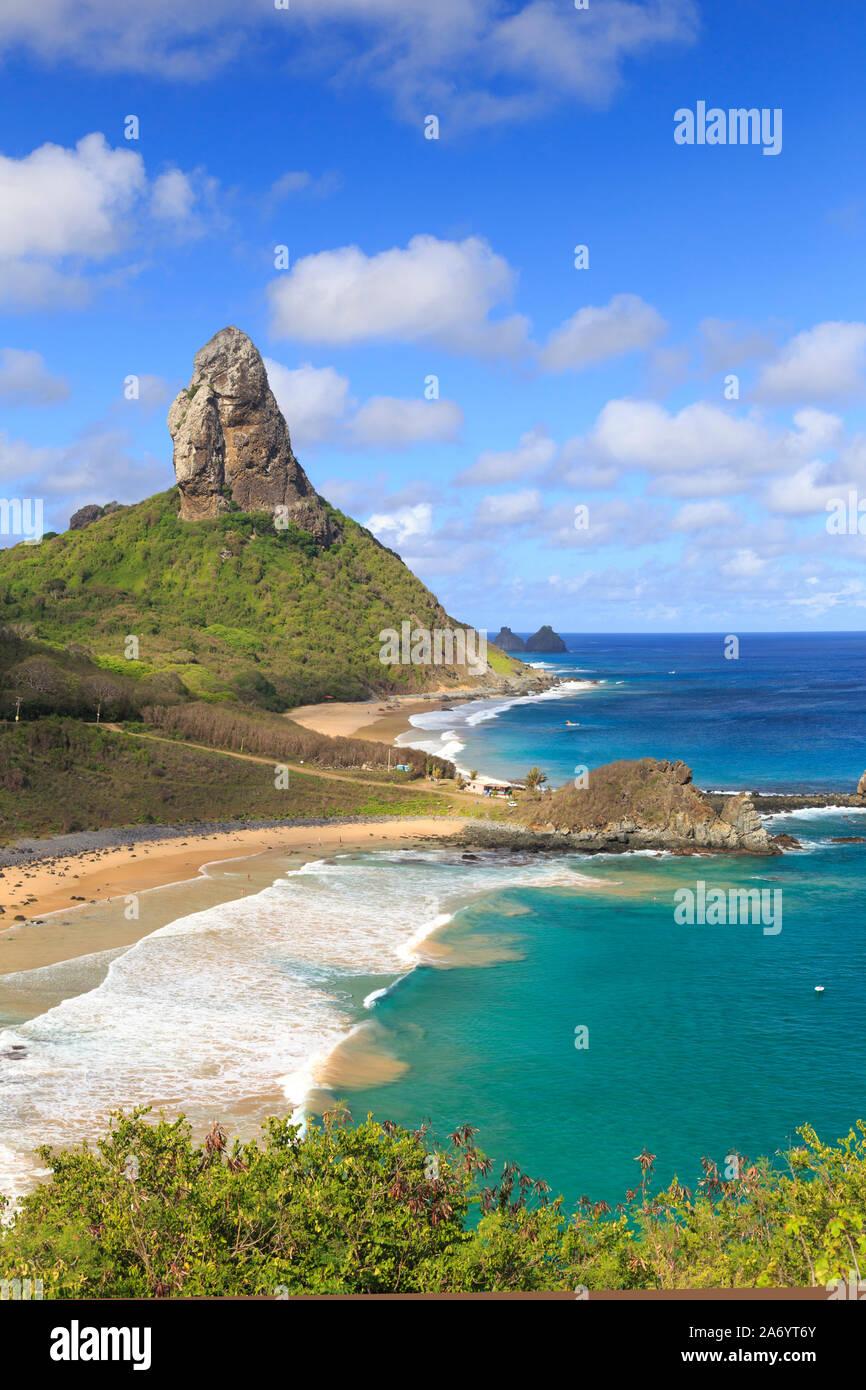 Brasilien, Fernando De Noronha, Conceicao, Meio und Cachorro Strand mit Morro Pico Berg im Hintergrund Stockfoto