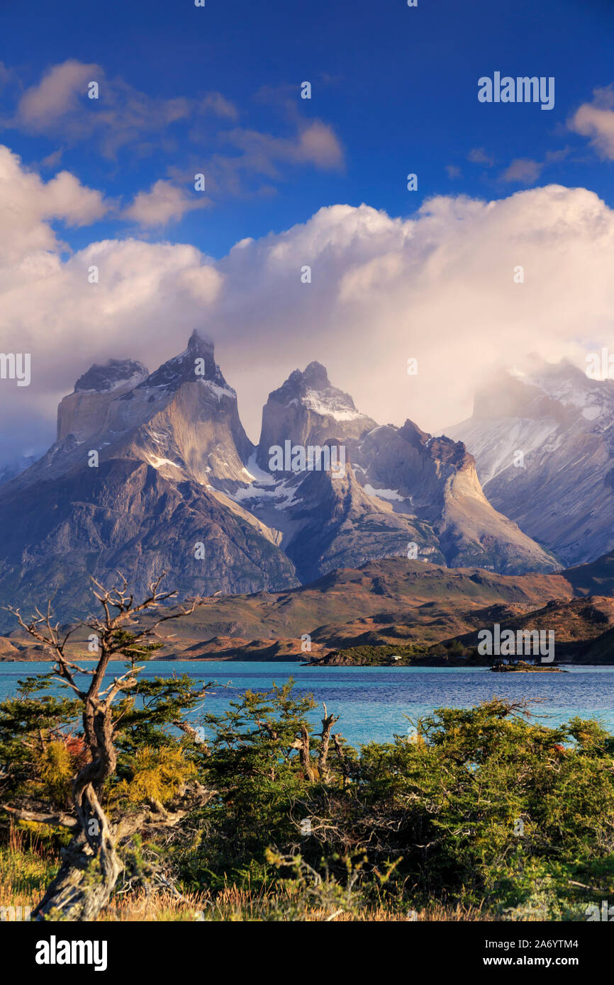 Chile, Patagonien, Torres del Paine Nationalpark (UNESCO-Website), Cuernos del Paine Gipfel und See Pehoe Stockfoto