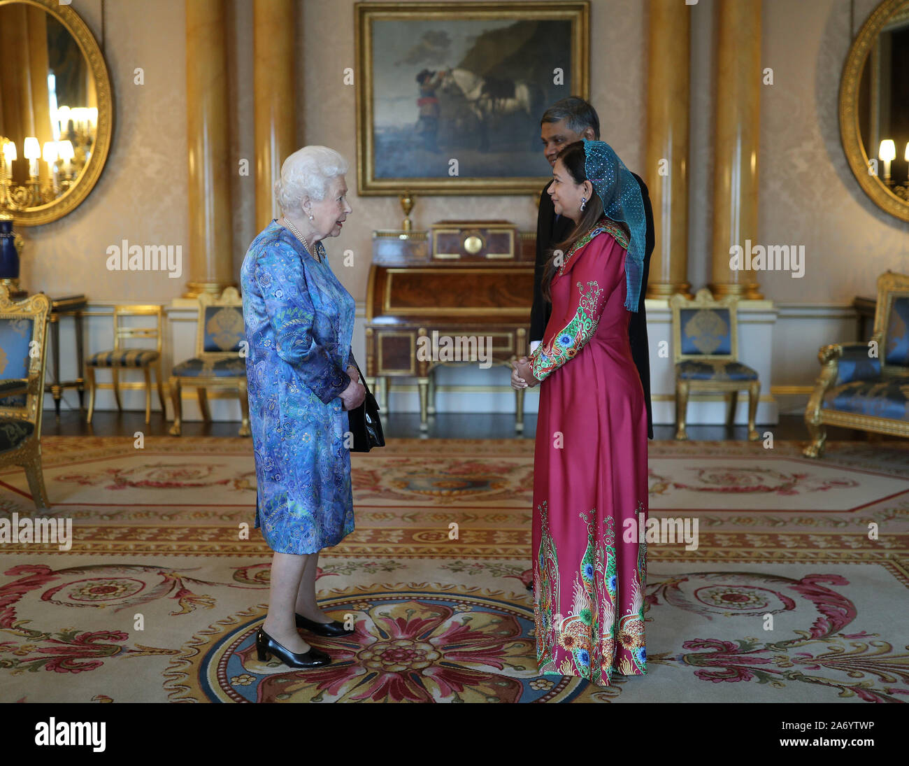 Königin Elizabeth II. empfängt Ihre Exzellenz die Botschafterin der Malediven, Dr. Farahanaz Faizal und ihr Ehemann Dr. Mohamed Ahmed Didi, während einer Privataudienz am Buckingham Palace, London. Stockfoto