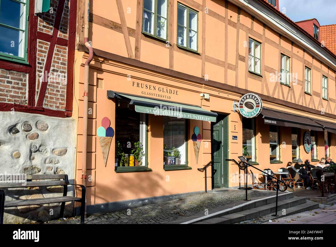 Espresso und Eis in einem Straßencafe in der Altstadt von Ystad, Schweden. Stockfoto