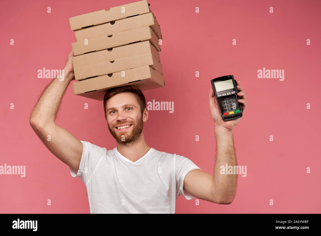 Kurier hält viele Pizzakartons auf Wand isoliert Stockfoto