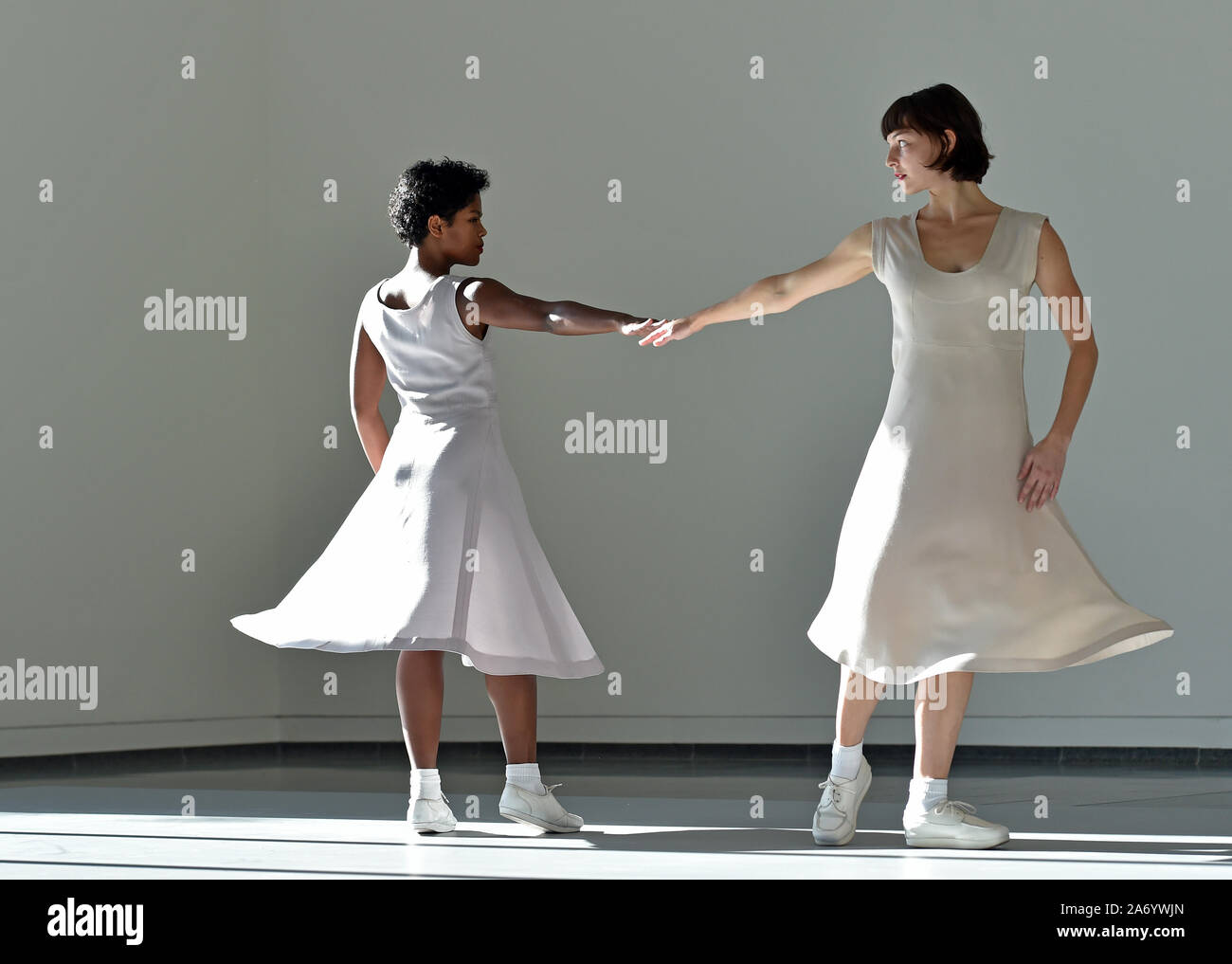 Düsseldorf, Deutschland. 29 Okt, 2019. Die Tänzer Soa Ratsifandrihana (l) und Laura Bachmann (r) Tanz ein Teil der vier Bewegungen zu der Musik von Steve Reich von der belgischen Choreografin De Keersmaeker in einer Halle der Kunsthalle NRW. Die choreographien werden kostenlos von 29.10. bis 10.11. Während der Öffnungszeiten des Museums. Credit: Caroline Seidel/dpa/Alamy leben Nachrichten Stockfoto