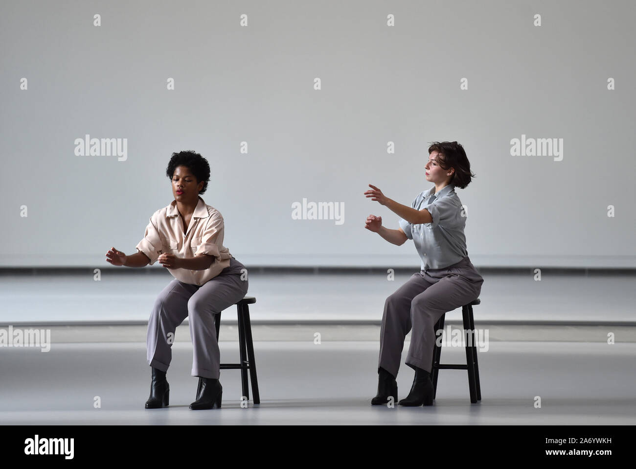 Düsseldorf, Deutschland. 29 Okt, 2019. Die Tänzer Soa Ratsifandrihana (l) und Laura Bachmann (r) Tanz ein Teil der vier Bewegungen zu der Musik von Steve Reich von der belgischen Choreografin De Keersmaeker in einer Halle der Kunsthalle NRW. Die choreographien werden kostenlos von 29.10. bis 10.11. Während der Öffnungszeiten des Museums. Credit: Caroline Seidel/dpa/Alamy leben Nachrichten Stockfoto