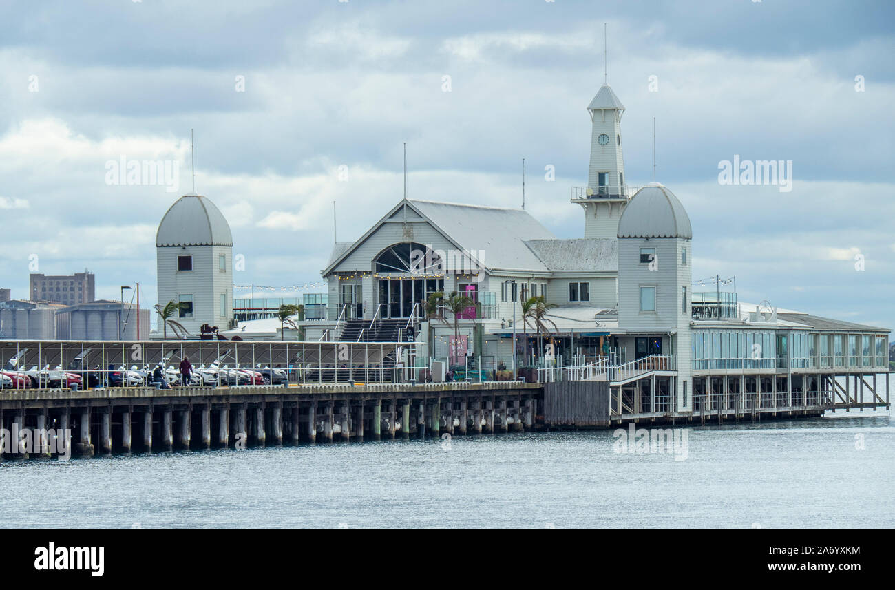Restaurant und Bar am Ende der Cunningham Pier an der Küste von Corio Bay Geelong, Victoria, Australien. Stockfoto