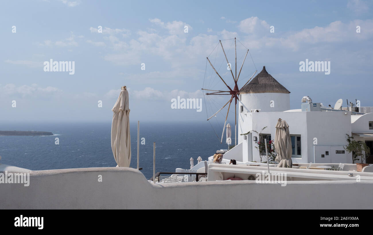 Eine Windmühle mit Blick auf den Horizont Mittelmeer Wasser unter blauem Himmel mit Wolken niemand Oia Santorini Stockfoto