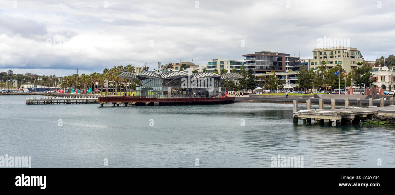 Hohe dichte Gehäuse Apartments entlang Corio Bay Vorland finden Geelong, Victoria, Australien. Stockfoto