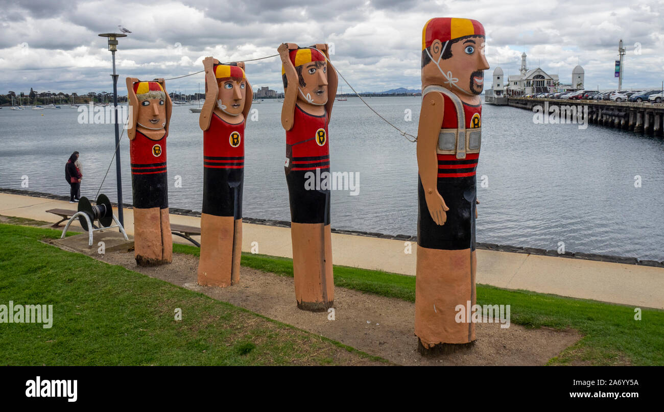 Baywalk Poller trail Spaziergang Holzskulpturen lebensretter von Jan Mitchell Bildhauer an der Strandpromenade von Corio Bay Geelong, Victoria, Australien. Stockfoto