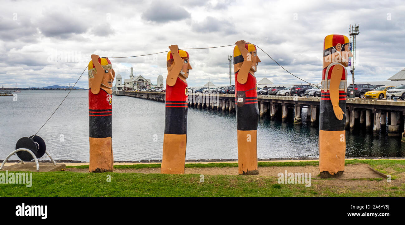 Baywalk Poller trail Spaziergang Holzskulpturen lebensretter von Jan Mitchell Bildhauer an der Strandpromenade von Corio Bay Geelong, Victoria, Australien. Stockfoto