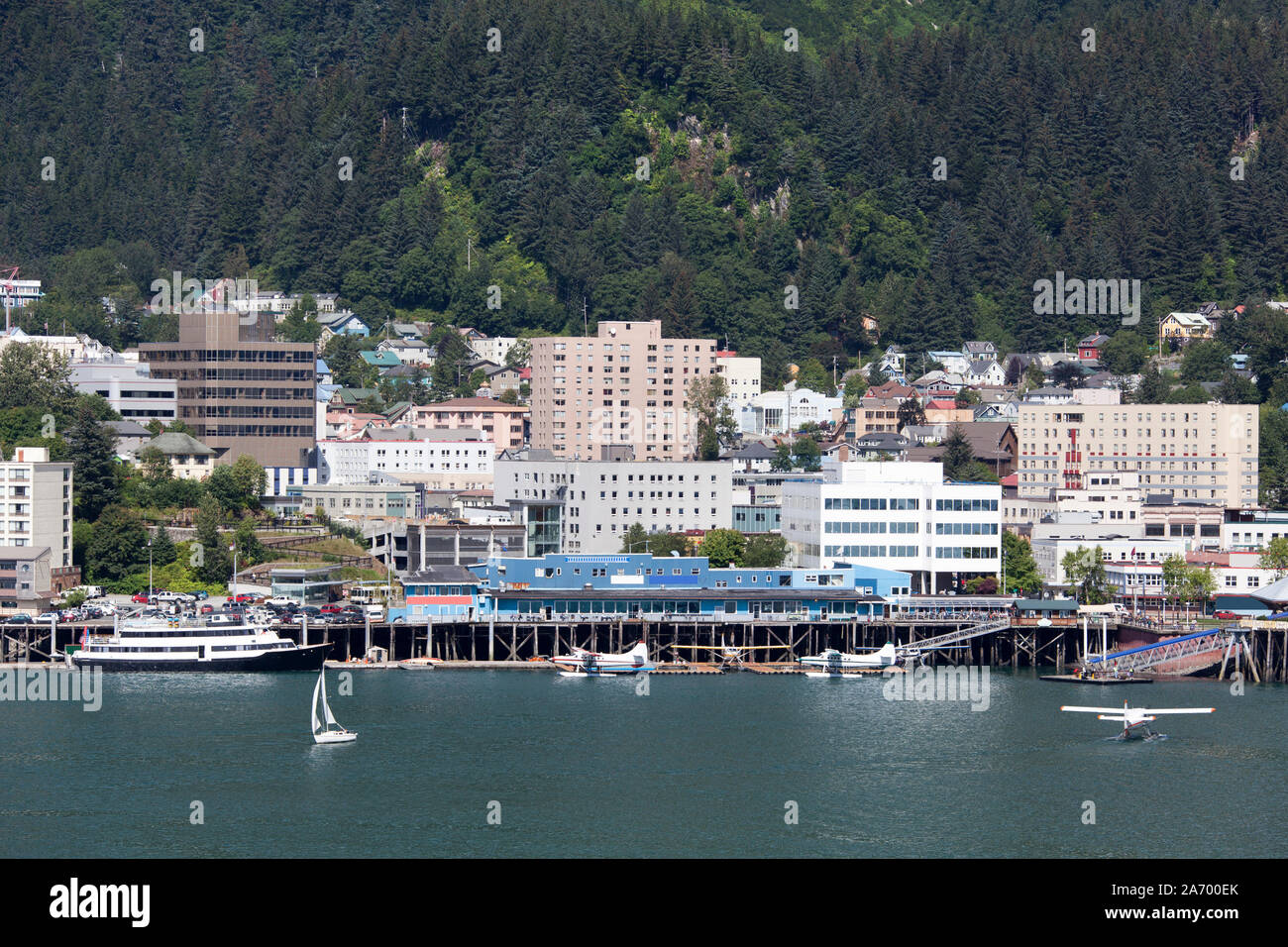 Der Blick auf Wasser Transport und Juneau Downtown Skyline (Alaska). Stockfoto