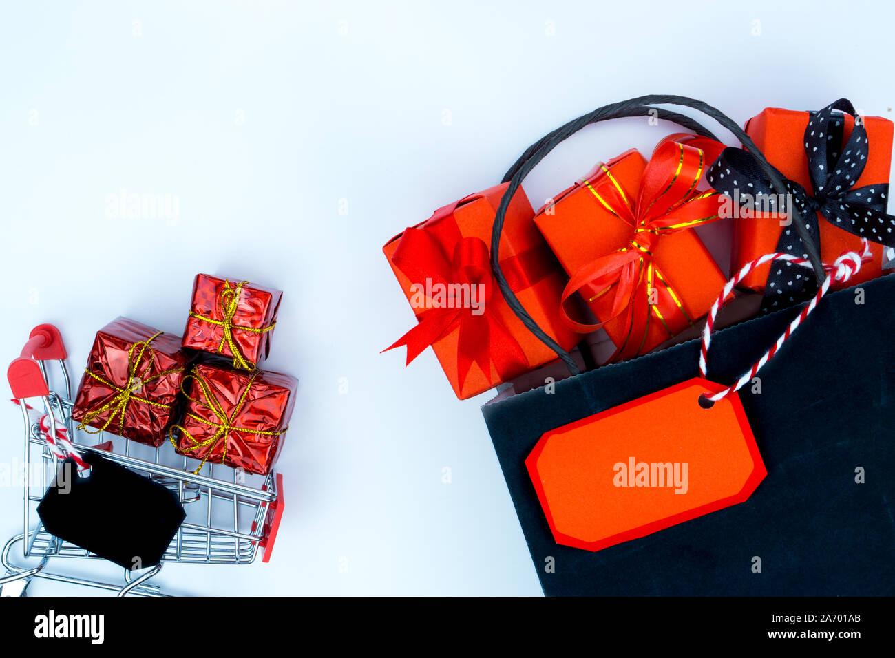 Online shopping von China, den Warenkorb und Weihnachten Boxen mit roter Schleife auf einen weißen Hintergrund mit Kopie Platz für Text. 11.11 der einzelnen Tag Sal Stockfoto