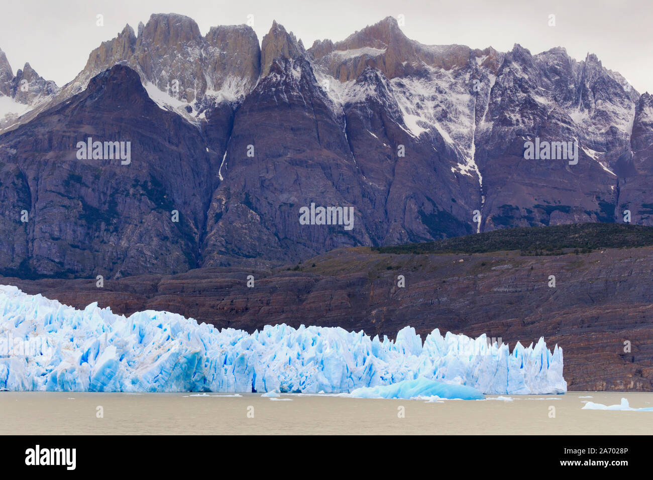 Chile, Patagonien, Torres del Paine Nationalpark (UNESCO-Website), See und Gletscher grau Stockfoto