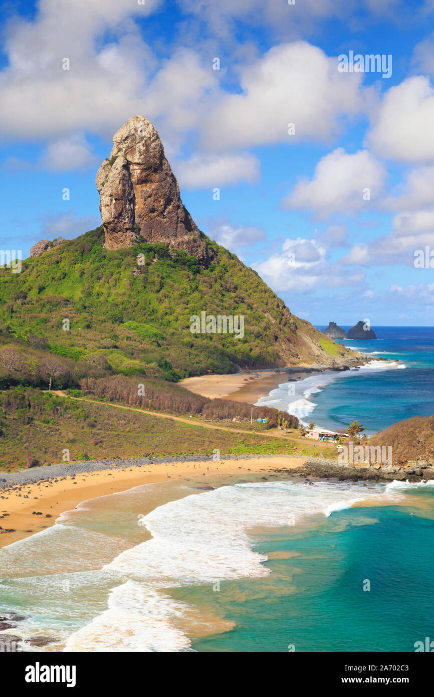 Brasilien, Fernando De Noronha, Conceicao, Meio und Cachorro Strand mit Morro Pico Berg im Hintergrund Stockfoto