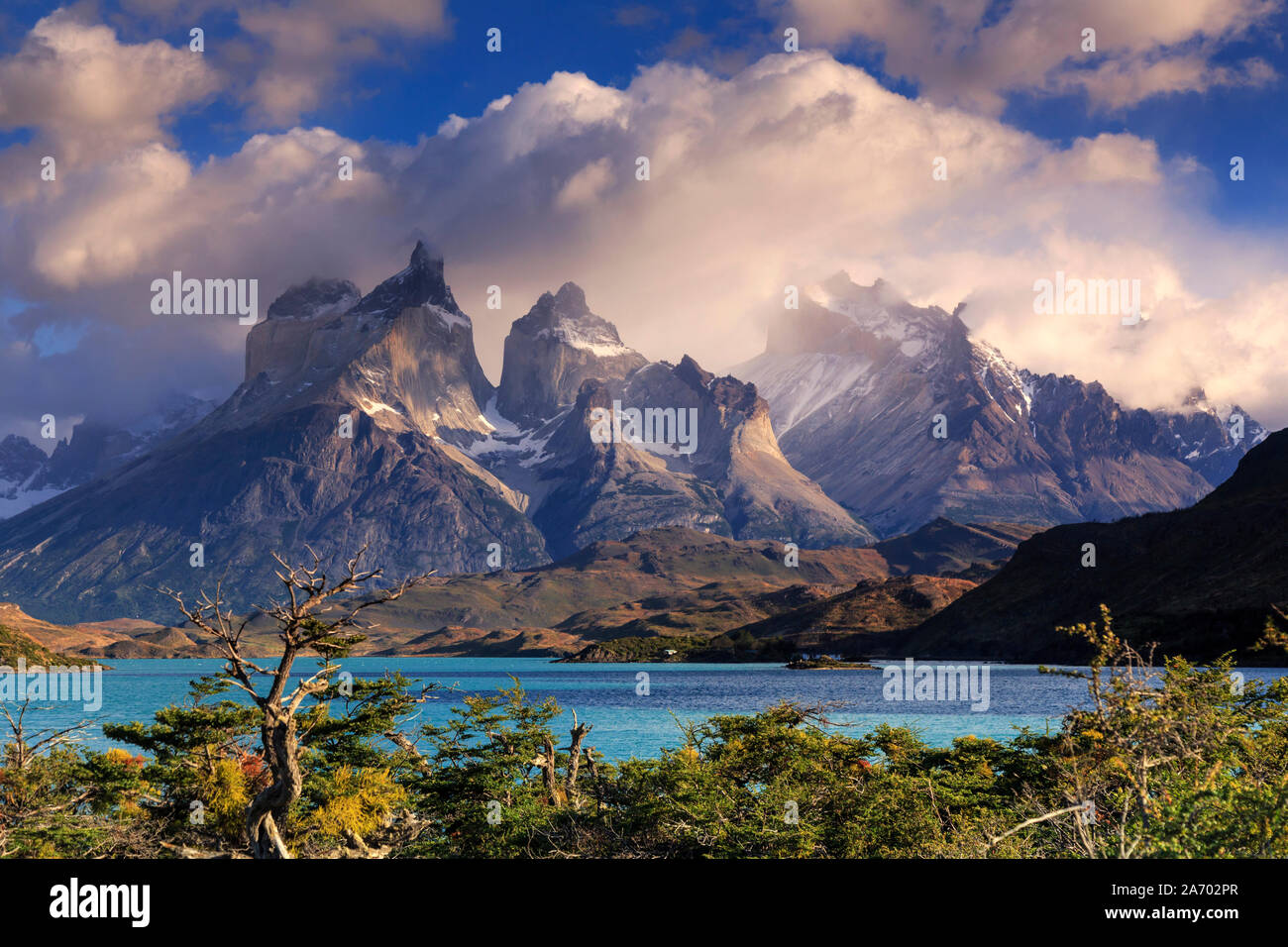 Chile, Patagonien, Torres del Paine Nationalpark (UNESCO-Website), Cuernos del Paine Gipfel und See Pehoe Stockfoto