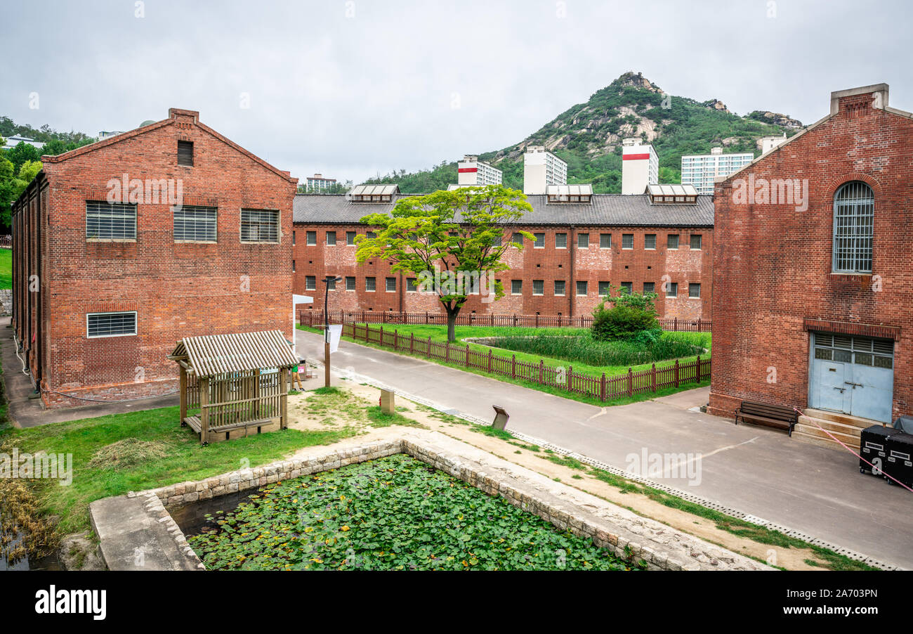Ehemalige Seodaemun Prison Halle Gebäude ansehen und Inwangsan Berg im Hintergrund in Seodaemun-gu Seoul, Südkorea Stockfoto