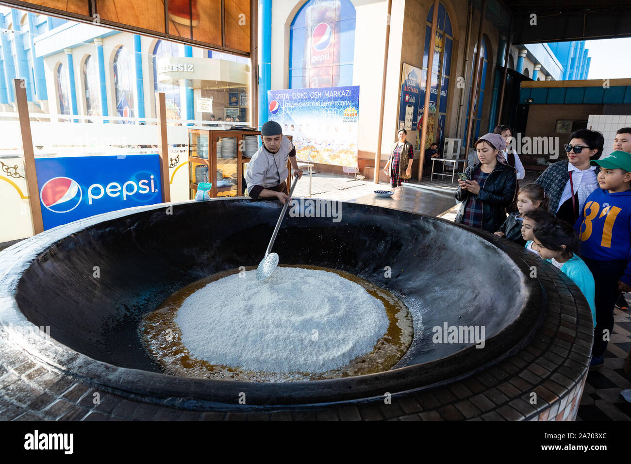 Taschkent, Usbekistan. 29 Okt, 2019. Ein Mann kocht Plov in Zentralasiatischen Plov in Taschkent, Usbekistan, Okt. 29, 2019. Plov ist eine traditionelle usbekische Essen, bestehend aus Reis, Karotten und Fleisch und oft in einem traditionellen Besetzung gekocht - Bügeleisen Topf. In verschiedenen Regionen der Republik Usbekistan, die Menschen haben ihre eigenen Rezepte plov mit verschiedenen Zutaten zu kochen. Credit: Bai Xueqi/Xinhua/Alamy leben Nachrichten Stockfoto