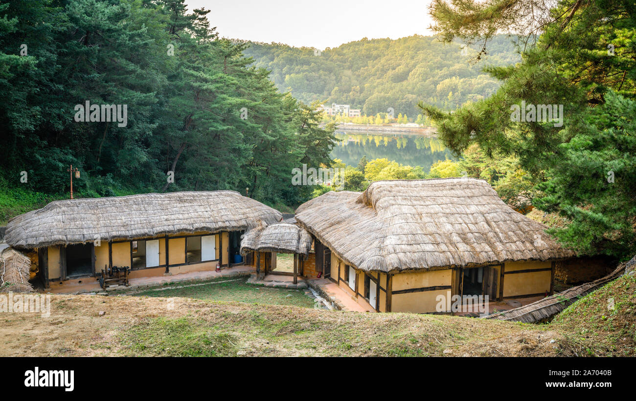 Andong Folk Village View mit traditionellen Holzmöbeln Reetdachhaus Flussblick und dramatischen Licht in Andong Südkorea Stockfoto