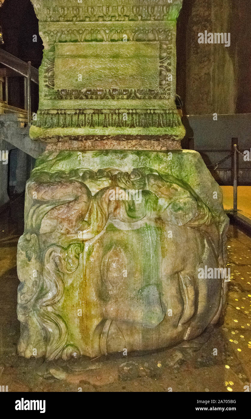 ISTANBUL TÜRKEI DIE BASILIKA ZISTERNE MARMOR MEDUSENHAUPT SKULPTUR ALS SPALTE BASE LIEGEN IN EINEM KLEINEN POOL VON WASSER VERWENDET Stockfoto