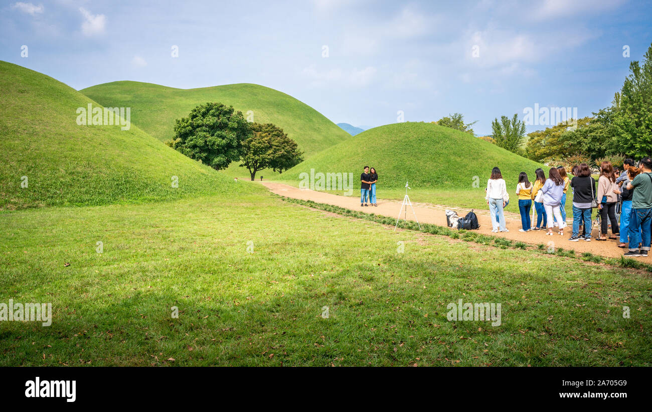 Gyeongju, Korea, 29. September 2019: asiatische Touristen queuing selfies Bilder vor mehreren Hügelgrab bei tumuli Park in Gyeongju Süd Kor zu nehmen Stockfoto