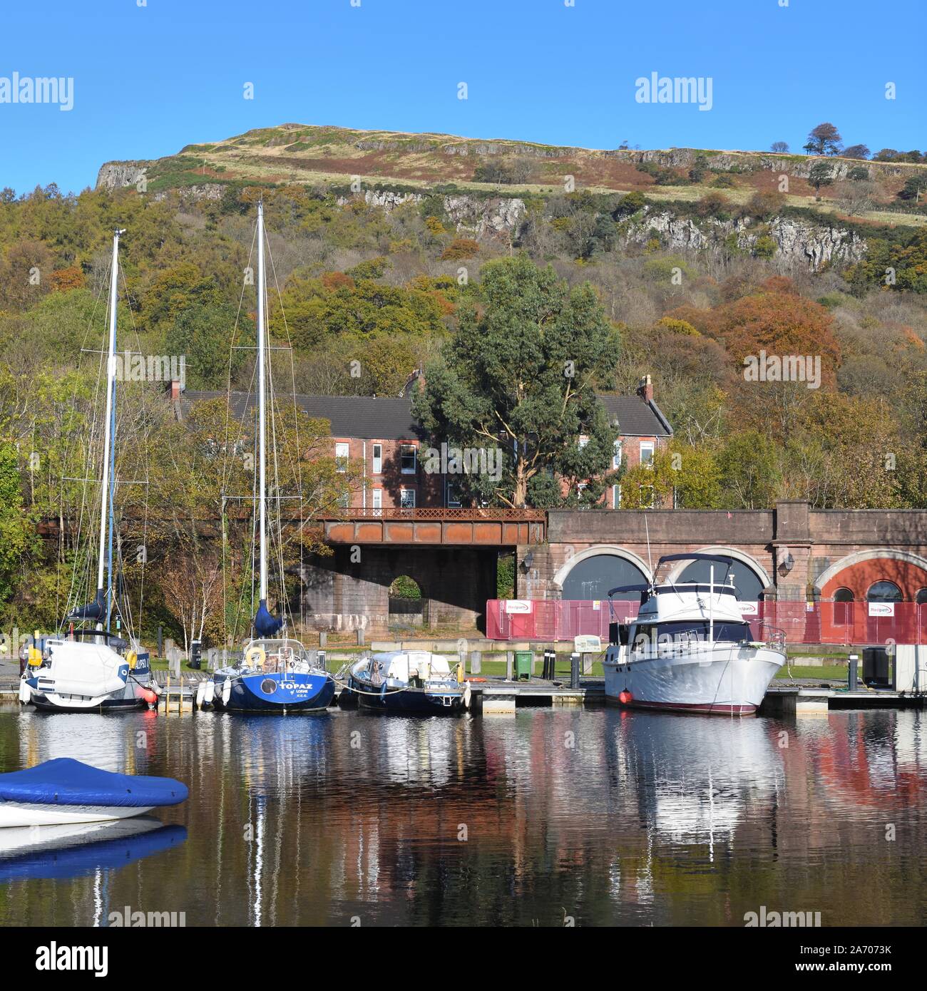 Verschiedene Yachten und Boote in Bowling Hafen am Eingang der Forth-and-Clyde-Kanal, Schottland, Großbritannien, Europa Stockfoto