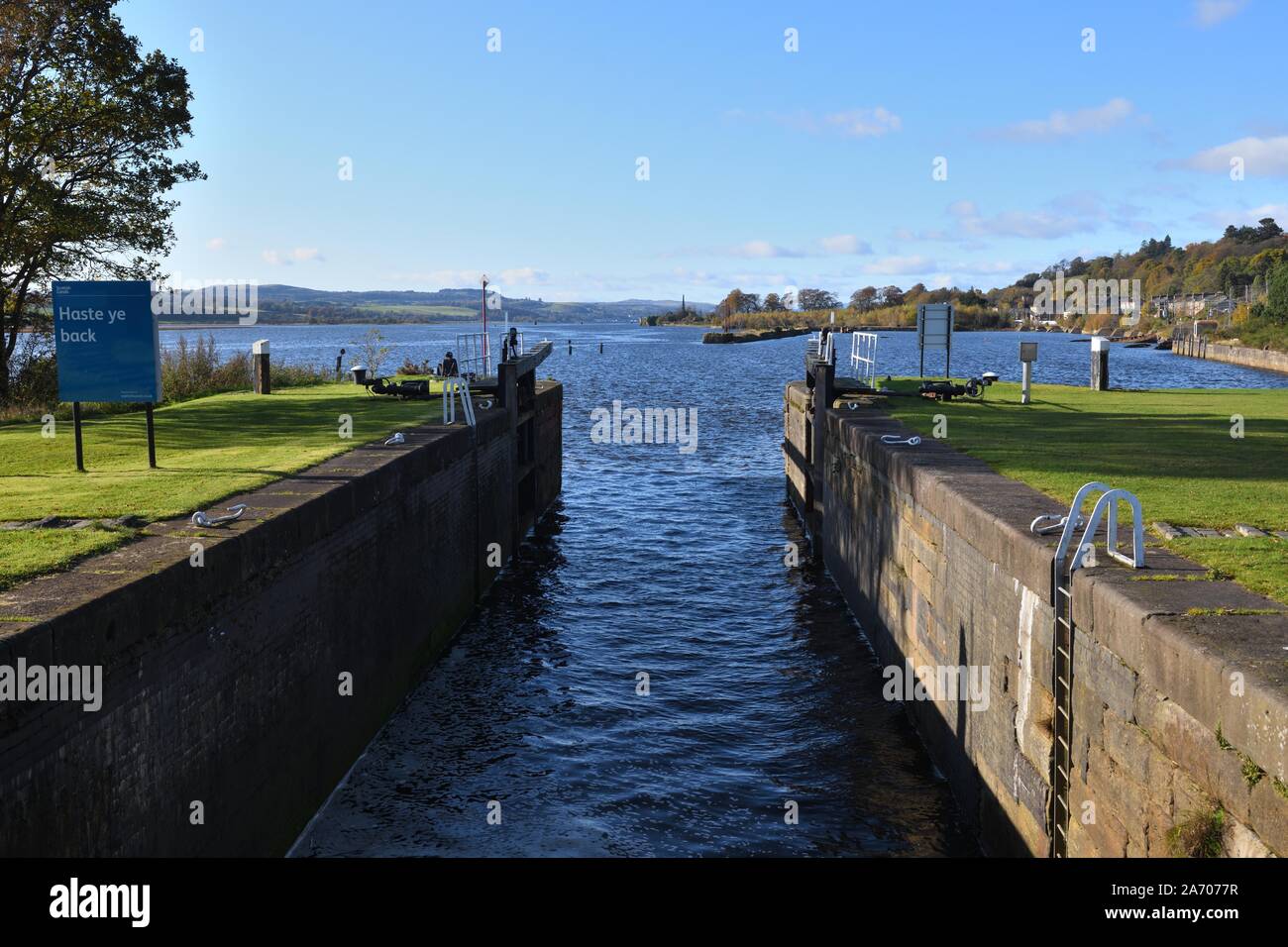 Den westlichen Eingang der Forth-and-Clyde-Kanal System aus dem Fluss Clyde am Bowlingspiel, Schottland, Großbritannien, Europa. Stockfoto