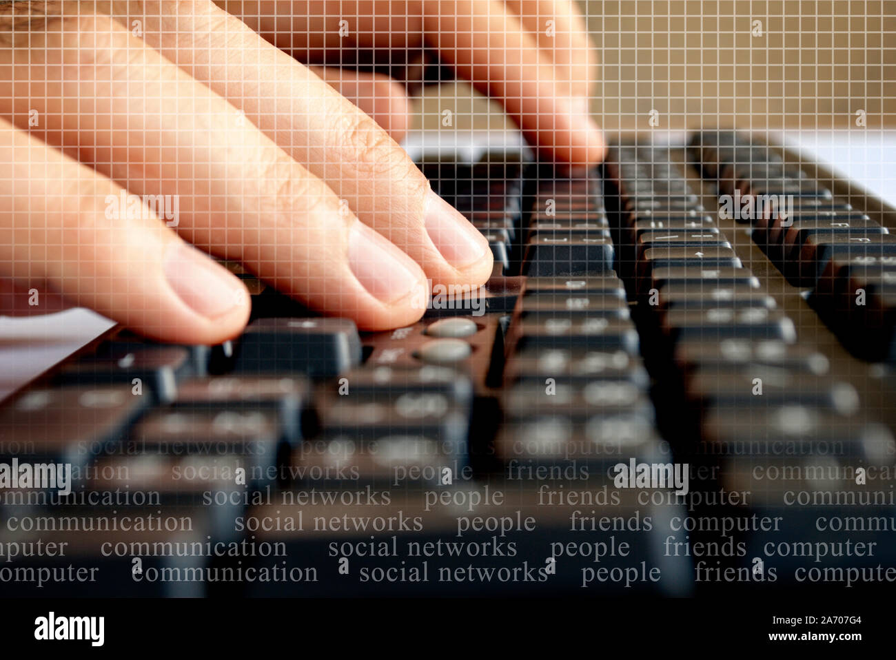 Des Menschen Hand auf Tastatur Hand auf der Tastatur eingeben Stockfoto