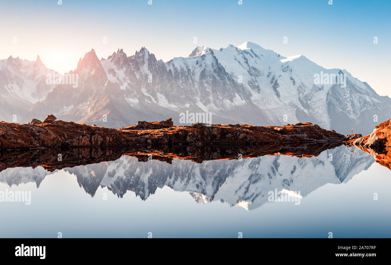Unglaubliche Aussicht auf klares Wasser und Himmel Reflexion über Chesery See (Lac De Cheserys) in Frankreich Alpen. Monte Bianco Berge im Hintergrund. Landschaftsfotografie, Chamonix. Stockfoto